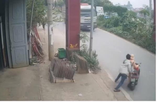 Tạm giữ hình sự đối tượng đẩy CSGT vào đầu xe tải