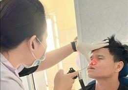 Gắp con đỉa sống dài 5cm trong mũi bệnh nhân