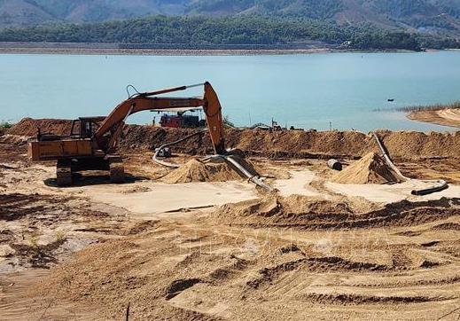 Phát hiện dấu hiệu khai thác cát trái phép trên lòng hồ thủy điện Ia Ly