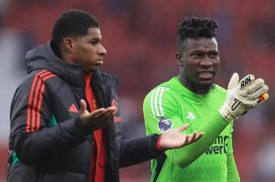 Manchester United lại rối rắm với 2 cục nợ