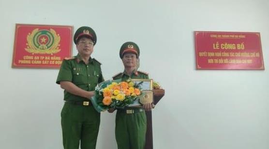 Trao quyết định cho cán bộ nghỉ công tác chờ hưởng chế độ hưu trí