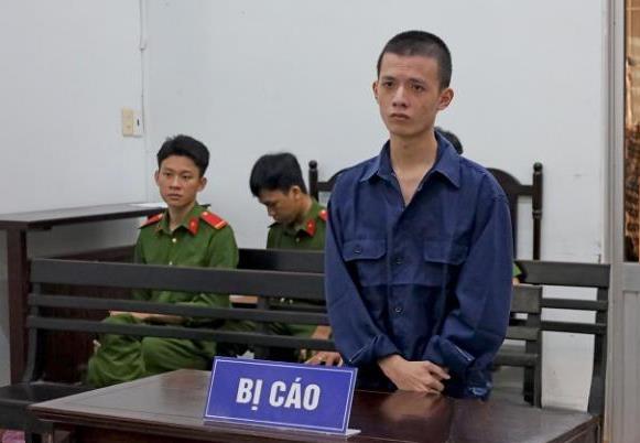 Đâm đồng nghiệp suýt chết vì… mượn xe