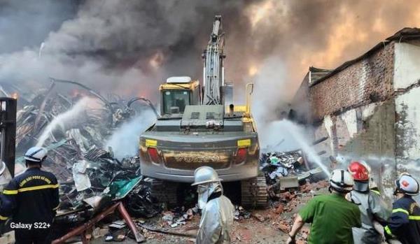 Chiến sỹ Công an bị thương vẫn lao vào biển lửa chữa cháy cứu hộ, cứu nạn