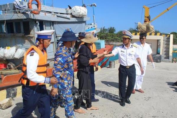 Kịp thời cấp cứu ngư dân gặp nạn