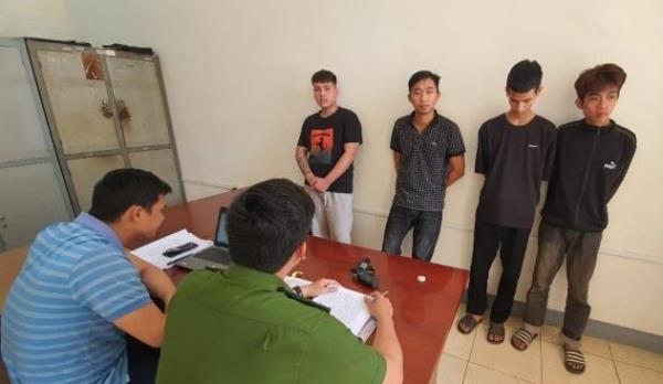 Bắt nhóm chăn đào quán karaoke