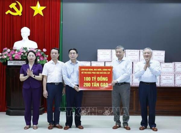 Tổng Bí thư Tô Lâm thăm, tặng quà người dân bị ảnh hưởng do mưa lũ tại Huế