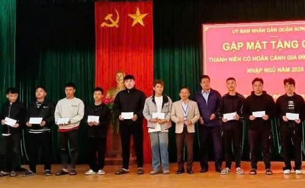 Quận Sơn Trà tặng quà thanh niên nhập ngũ năm 2025 có hoàn cảnh gia đình khó khăn