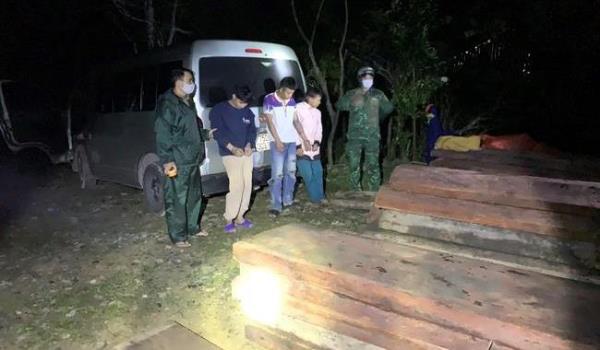 Bắt giữ xe chở 29 phách gỗ lậu