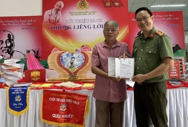 Tặng bộ sách D13-C500 một thời để nhớ cho Thư viện Công an thành phố Đà Nẵng