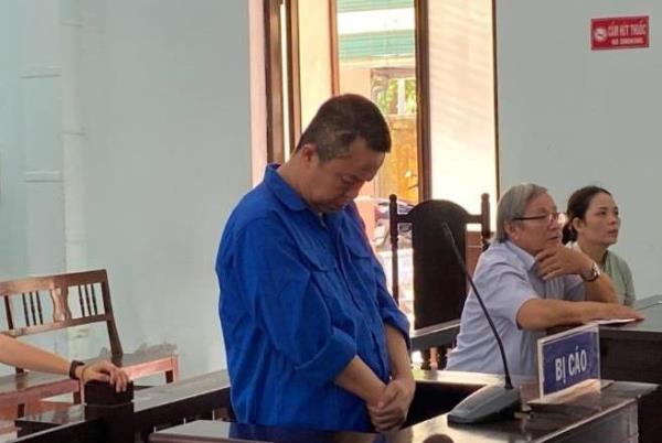 Xộ khám vì tiêu bay tiền hàng