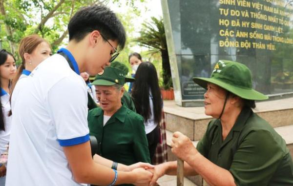 Kiều bào trẻ tri ân các Anh hùng liệt sĩ