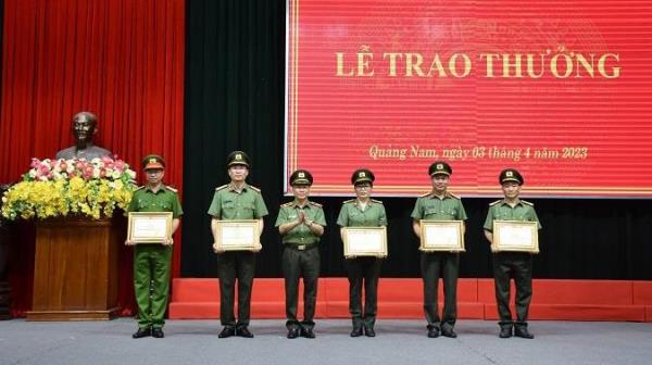 Nhiều tập thể, cá nhân nhận phần thưởng cao quý