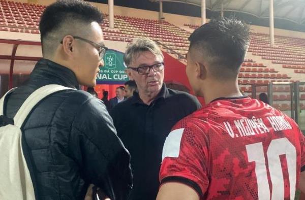 Ra sân khó thế...