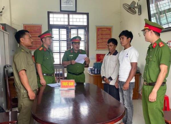 Khởi tố 2 cha con đánh người