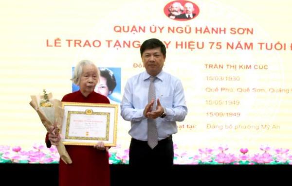 Thường trực Thành ủy Đà Nẵng dự lễ trao Huy hiệu Đảng dịp 19-5 tại quận Ngũ Hành Sơn