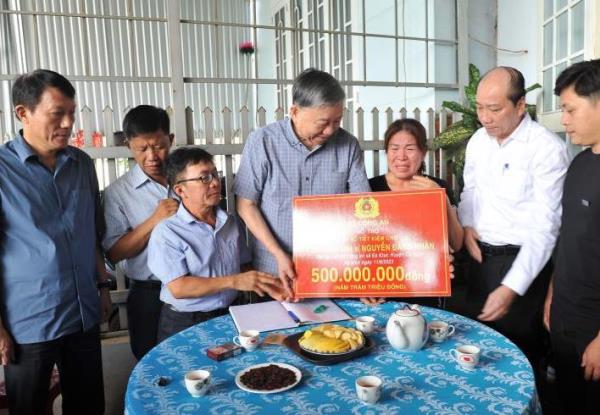 Đoàn công tác Bộ Công an thăm hỏi gia đình các liệt sỹ tại Đắk Lắk