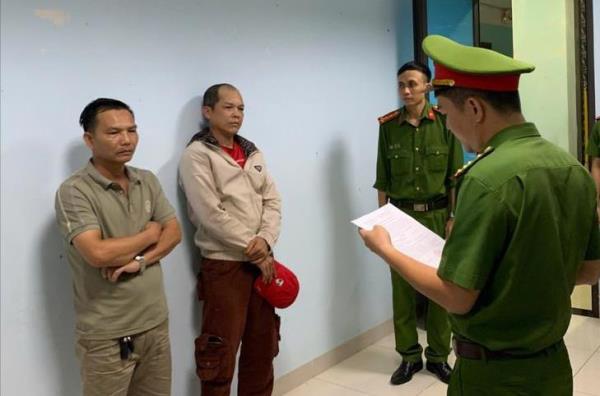 Bắt khẩn cấp 2 đối tượng vô cớ gây sự, chặn xe công vụ của CSGT