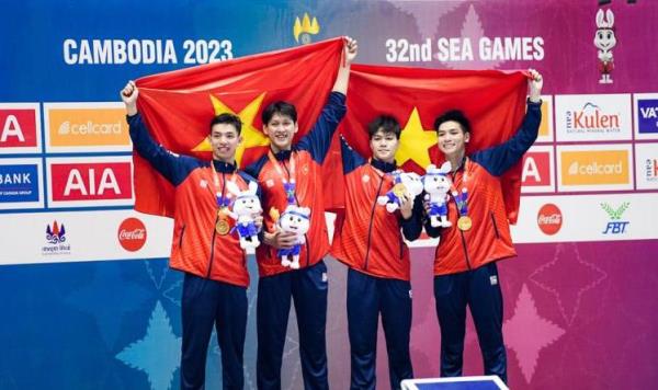 Thót tim với pha nước rút giữ lại vàng cho đội bơi Việt Nam