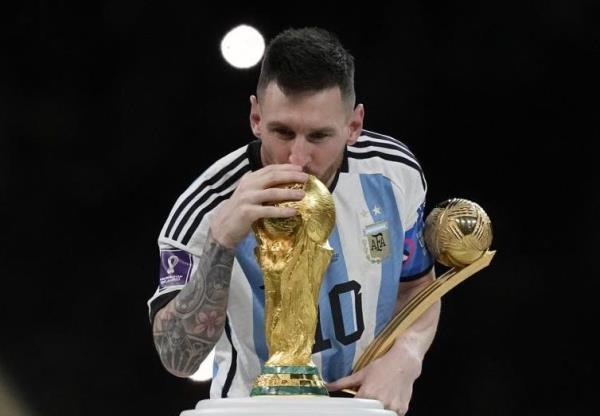 Messi giành hattrick giải thưởng