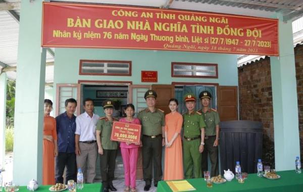 Bàn giao nhà Nghĩa tình đồng đội cho gia đình Liệt sĩ Công an nhân dân