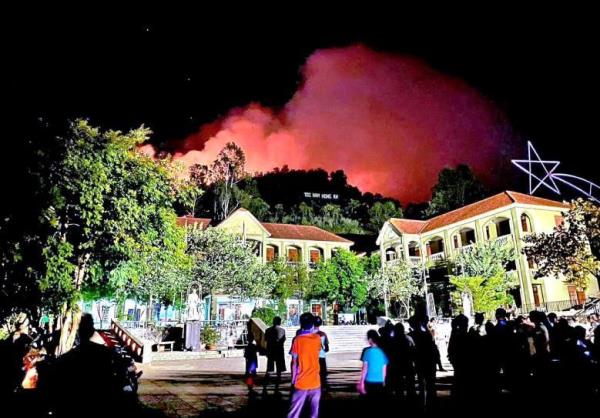 700 người trắng đêm nỗ lực dập lửa cứu rừng