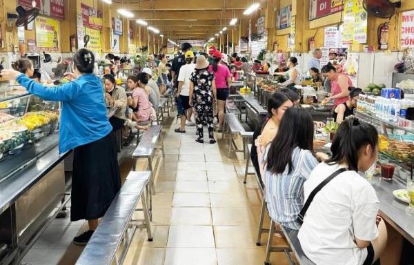 Nhộn nhịp mua sắm và tiêu dùng dịp lễ 30-4 và 1-5