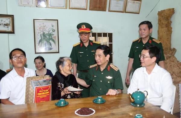 Đại tướng Phan Văn Giang thăm, tặng quà gia đình chính sách và người có công tỉnh Đắk Lắk
