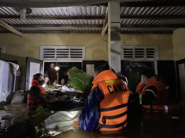 Công an Thừa Thiên - Huế xuyên đêm dầm mình trong nước giúp người dân