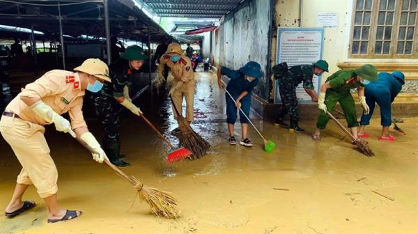 Bộ đội, Công an hỗ trợ người dân khắc phục hậu quả lũ lụt