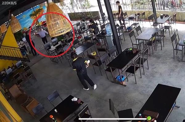 Tạm đình chỉ công tác một cán bộ cấp sở ném tiền thừa tại quán ăn