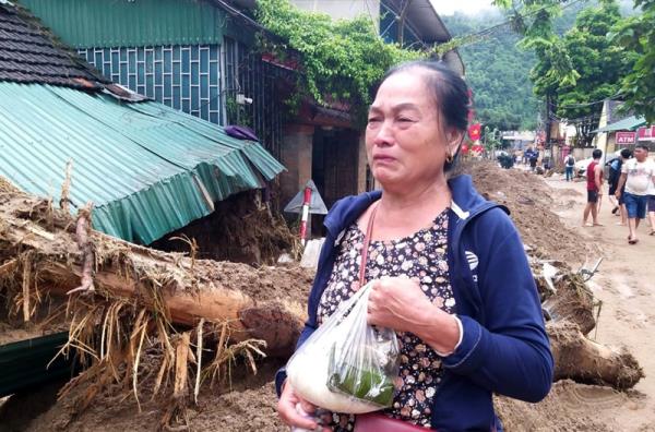 Khóc nghẹn nhìn nhà bị cuốn sập, người dân trắng tay sau lũ quét