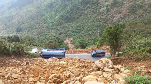 Hàng loạt điểm sạt lở, xuất hiện hàm ếch trên đèo Hải Vân khiến xe tải đi trong nơm nớp