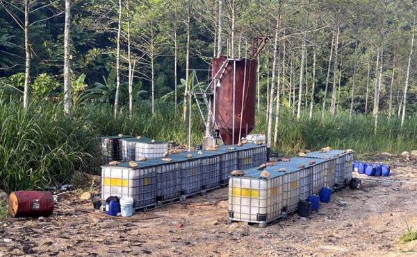 Phát hiện cơ sở tái chế hàng chục tấn dầu nhớt