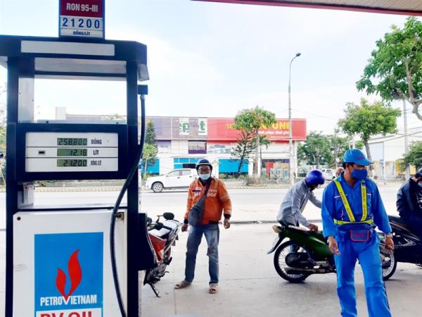 Giá xăng giảm mạnh, xăng RON95-III còn 21.200 đồng/lít