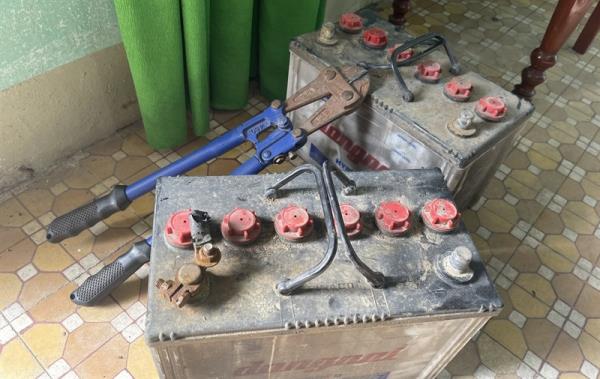 Thua độ tài xế trộm bình điện ô-tô