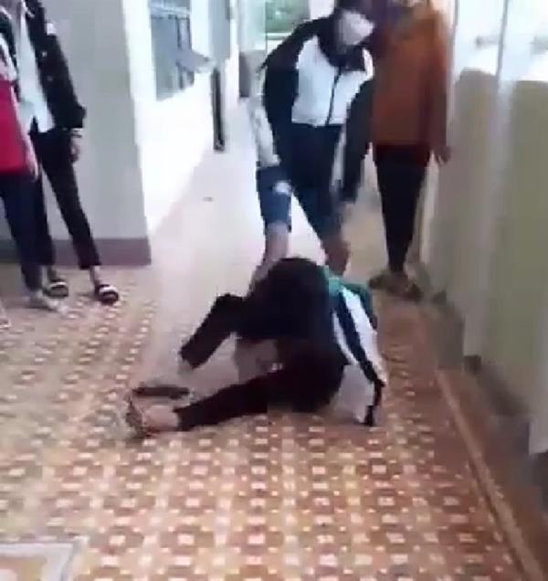 Nữ sinh lớp 6 bị bạn học hành hung tại sân trường