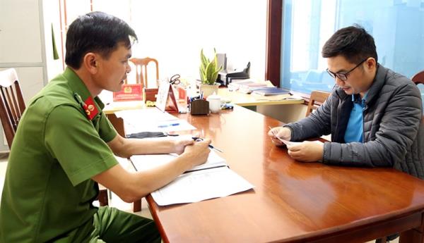 Nhân viên ngân hàng lừa đảo chiếm đoạt tài sản