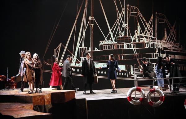 Ra mắt vở sân khấu và cuốn tiểu thuyết cùng tên Nợ nước non