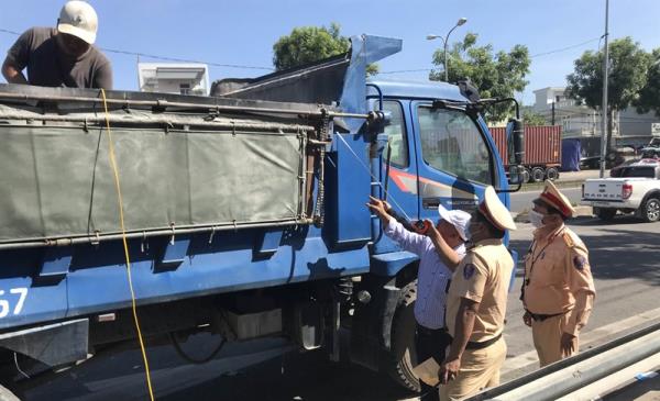 Xử lý phương tiện vi phạm, xe tải cơi nới phải cắt thùng tại hiện trường