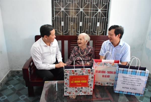 Phó Thủ tướng Lê Minh Khái thăm, tặng quà người có công, gia đình chính sách tại Thừa Thiên - Huế