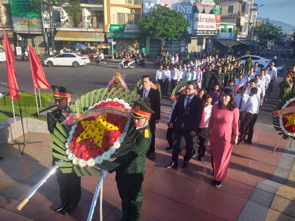 Dâng hương tưởng nhớ các anh hùng, liệt sĩ