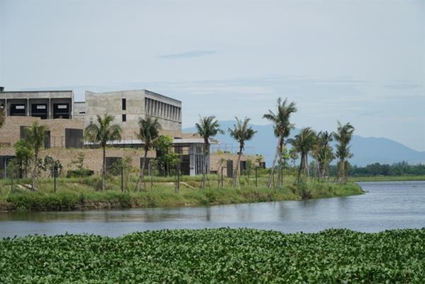 Những cơn sốt đất đi qua ( Bài 2: Dòng sông oằn mình gánh dự án)