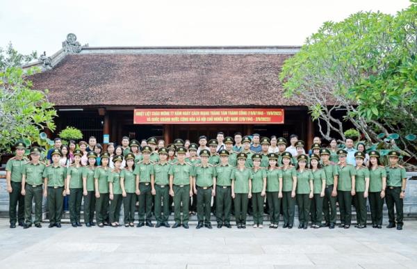 Báo Công an nhân dân báo công với Bác tại Khu Di tích lịch sử Kim Liên