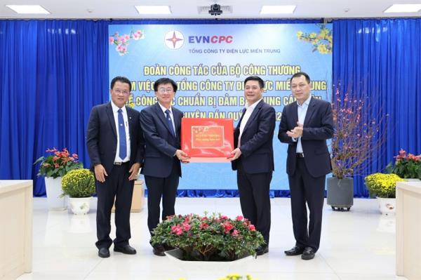 Bộ trưởng Bộ Công thương kiểm tra công tác cấp điện Tết tại Tổng Cty Điện lực miền Trung