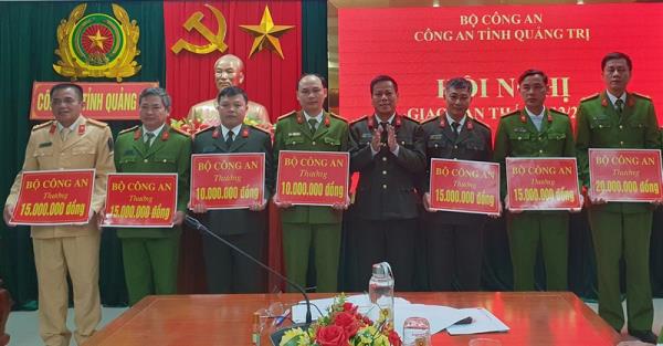 Khen thưởng nhiều đơn vị Công an lập thành tích xuất sắc trong đấu tranh tội phạm