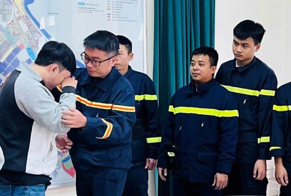 Khoảnh khắc phượt thủ bị nạn ở Sủng Cỏ gặp lại với những ân nhân đã cứu mình