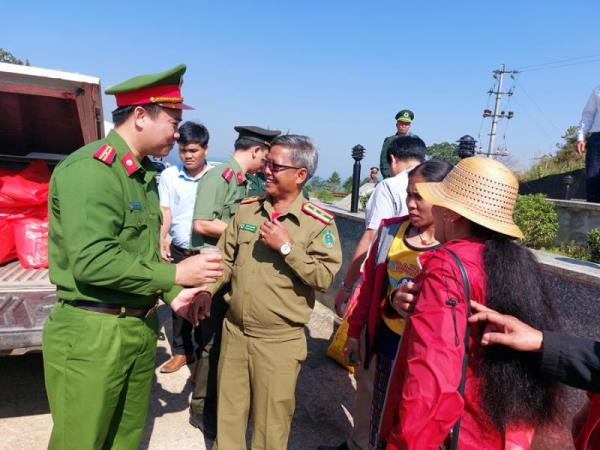 Thắm tình anh em Việt - Lào trên đỉnh Trường Sơn