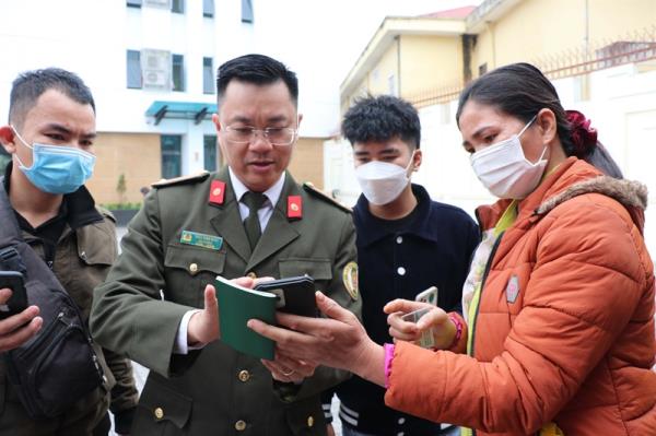 Người dân làm hộ chiếu Online tăng: Cán bộ chiến sĩ Công an hết lòng phục vụ