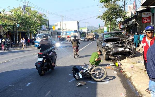 Khởi tố vụ án xe bán tải lao qua đường tông 3 người thương vong