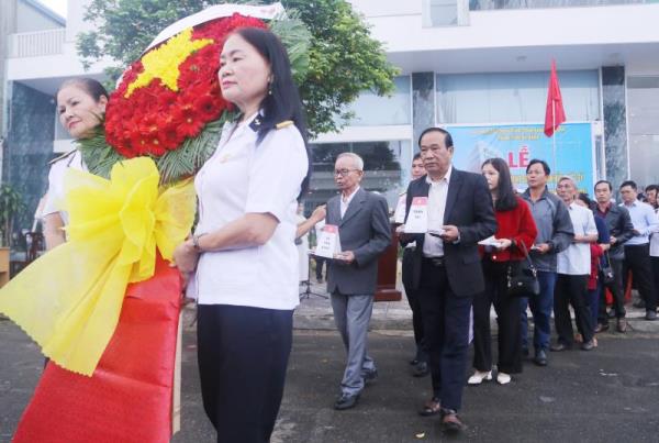 Đồng đội, người thân làm giỗ chung, tưởng niệm 64 liệt sĩ Gạc Ma